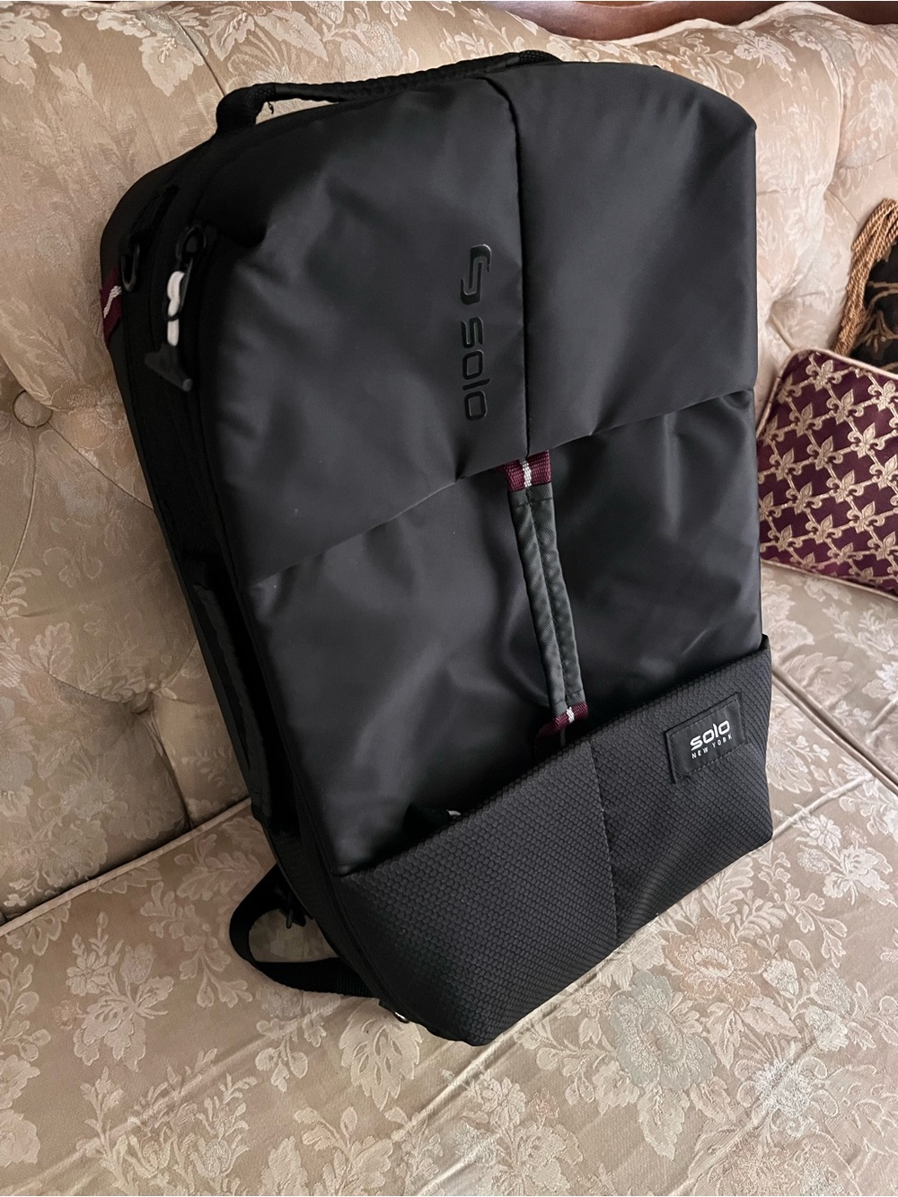 EUC SOLO duffel convertible 22.6L black  backpack weekender padded structure